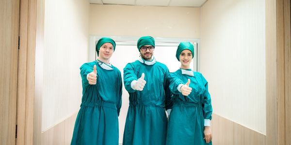 Gönen’de Sağlık Bakanlığına Uygun Önlük Satışı